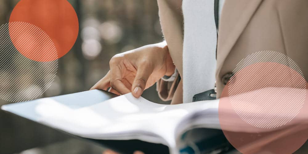 Pessoa manuseando documentos do FGTS sobre mesa de trabalho