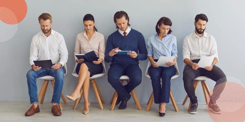 Grupo de candidatos a uma seleção de talentos esperando em corredor