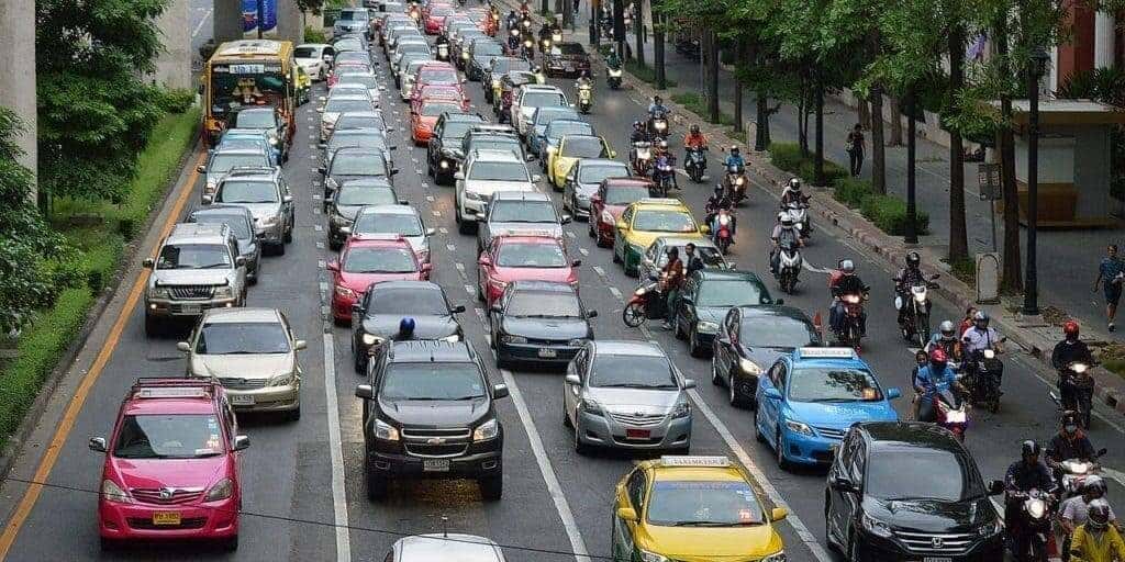 Foto de trânsito intenso em avenida movimentada
