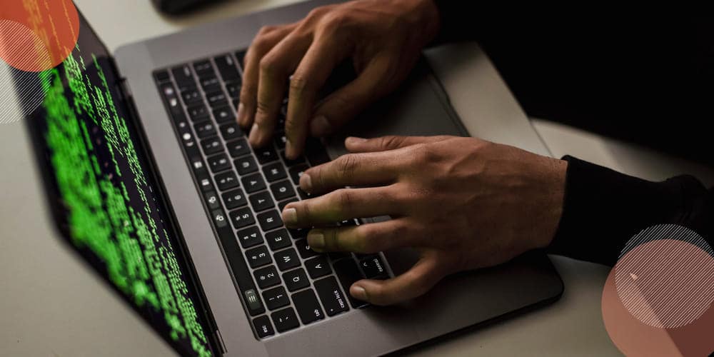 Profissional de TI usando laptop para promover a segurança cibernética da empresa