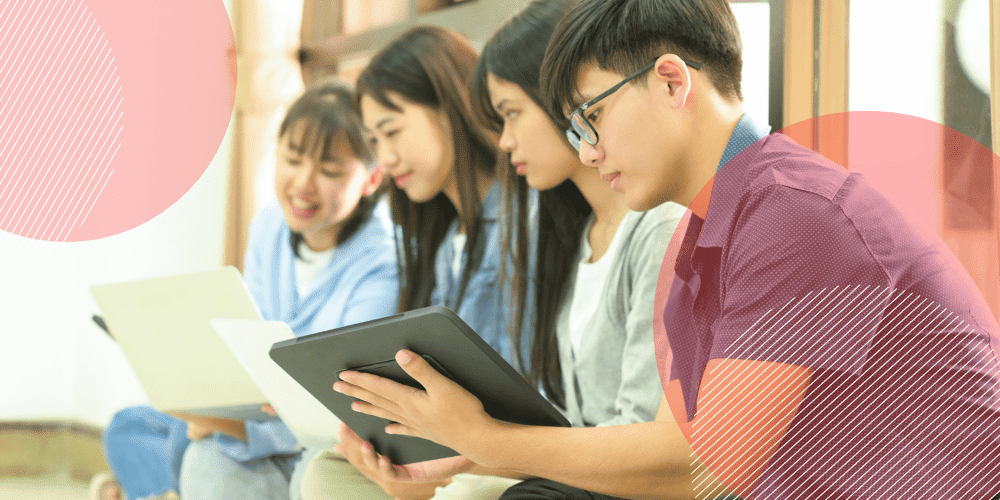 quarteto de jovens asiáticos trabalhando com uso de tablets