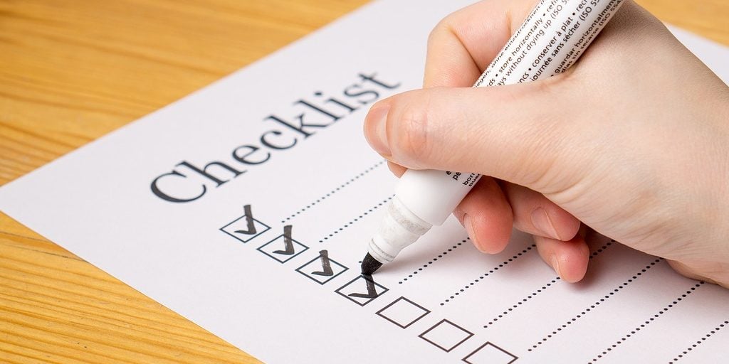 Pessoa preenchendo checklist sobre informações do controle de ponto