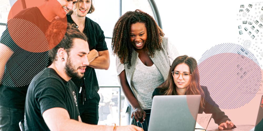 Grupo de funcionários de uma startup trabalhando em mesa de escritório