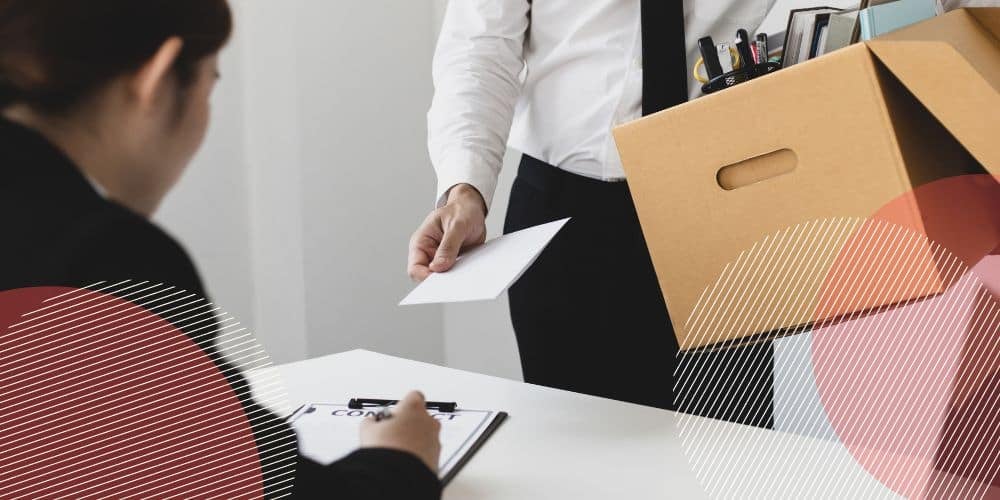 Funcionário usando roupa social entrega carta de demissão no RH antes de sair do escritório carregando uma caixa de papelão