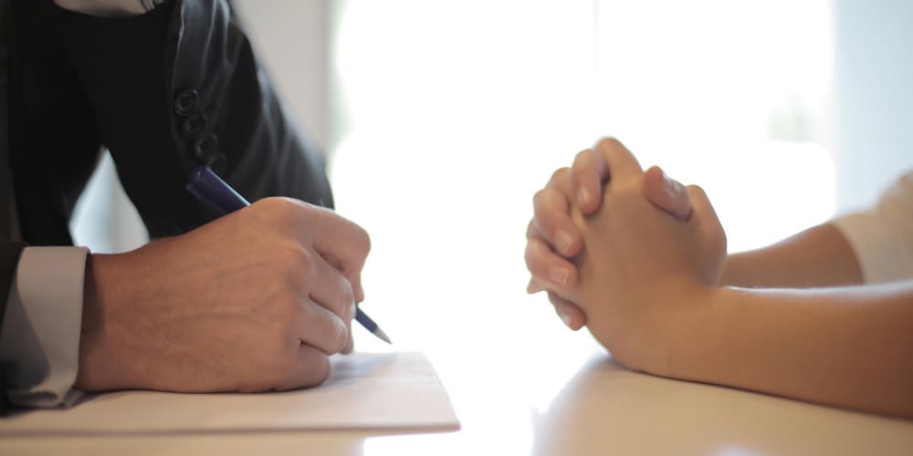 Pessoas sentadas à mesa de trabalho para fazer uma entrevista de desligamento