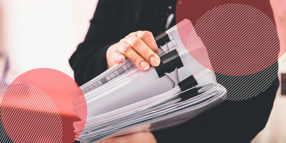 mulher manuseando fardos de papéis e documentos presos por um clips preto