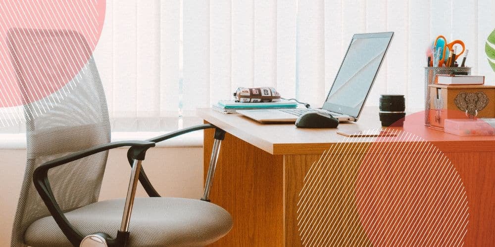 Escritório vazio, com cadeira branca, mesa de madeira clara e materiais de trabalho compostos por computador, materiais de escrita, etc.