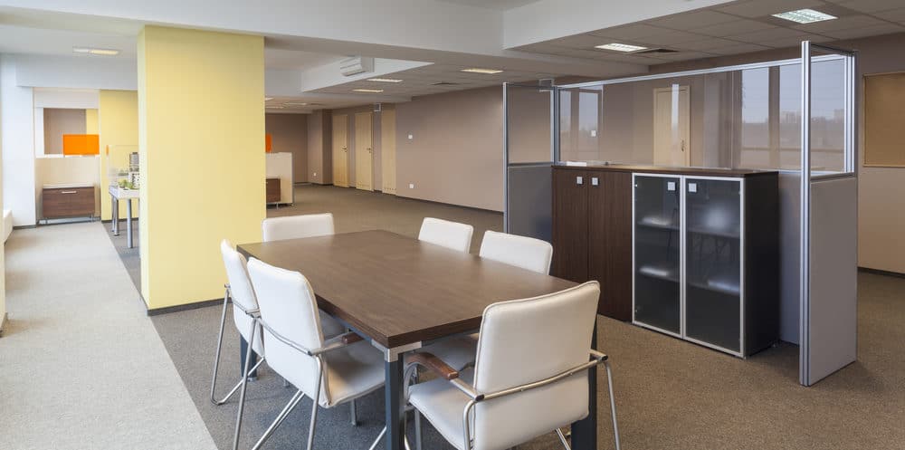 Fotografia de sala de reunião vazia em escritório amplo e bem iluminado