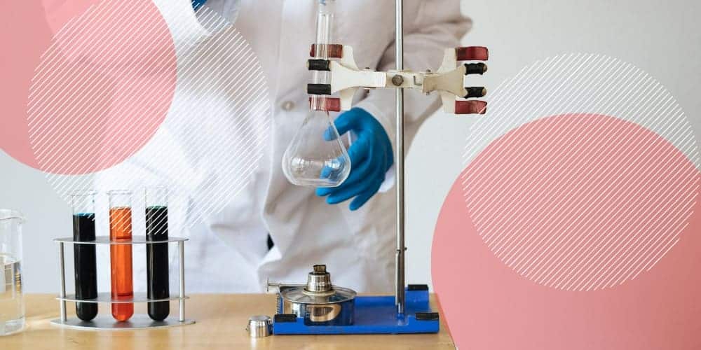 Trabalhador vestido com EPI enquanto manuseia equipamentos de laboratório