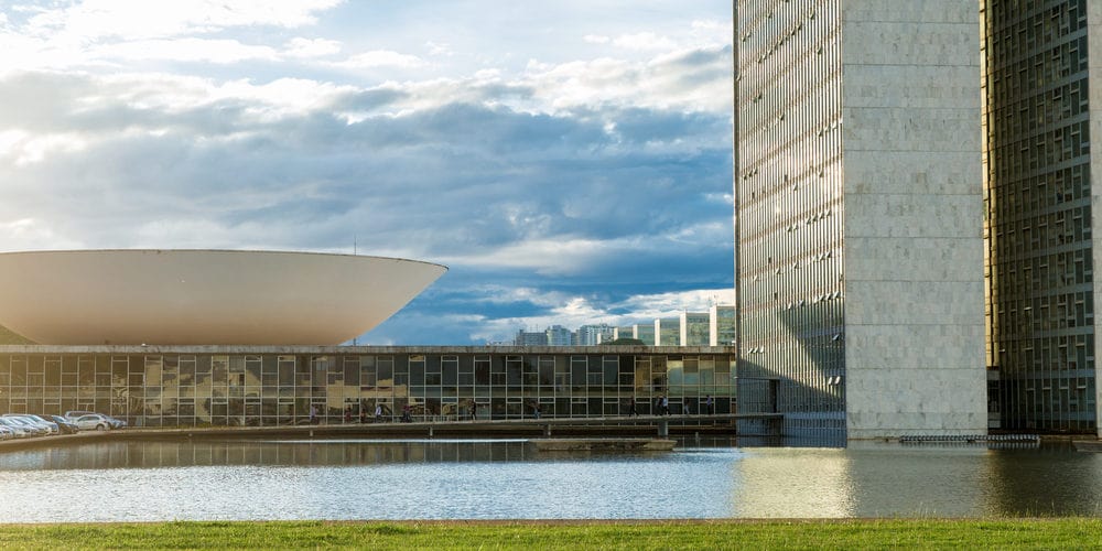 Foto do distrito federal brasileiro, Brasilia, em dia de sol e céu limpo
