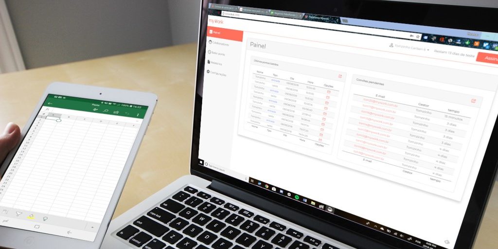 Laptop sobre mesa de madeira clara exibindo o controle de ponto online da mywork na tela