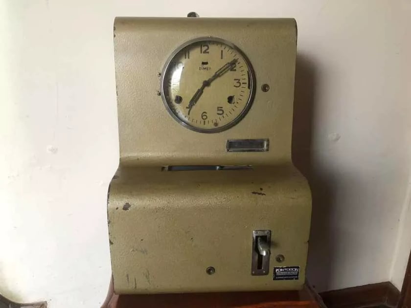 Relógio de ponto cartográfico encostado em parede de escritório