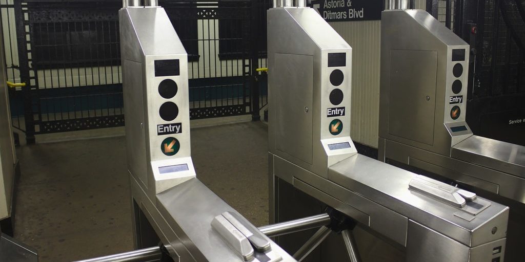 Foto de catracas prateadas como sistema de controle de acesso