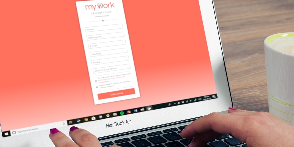 Tela de laptop exibindo a página de login do sistema de departamento pessoal da mywork