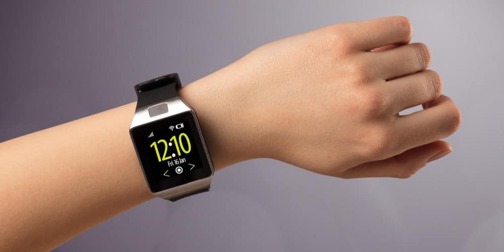 Pessoa mostrando seu relógio de pulso digital que marca 12h10