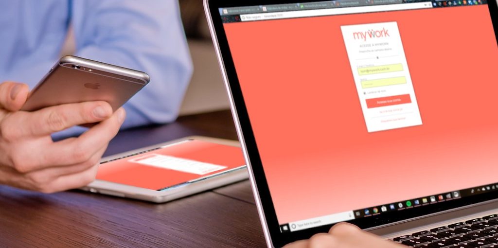 Tela de laptop mostrando a tela de login do software de departamento pessoal da mywork