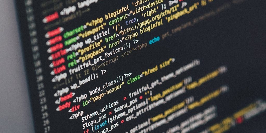 Tela de computador exibindo uma página de códigos e programação de software de ponto