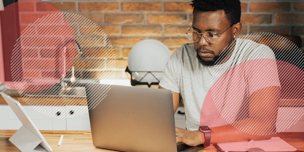 Funcionário trabalhando em casa