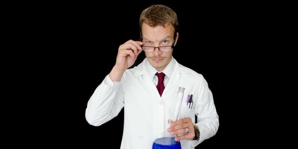 Médico usando jaleco branco olhando para a câmera