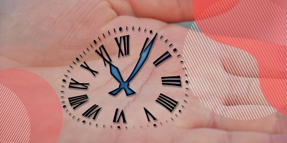 Relógio desenhado em palma de mão de homem