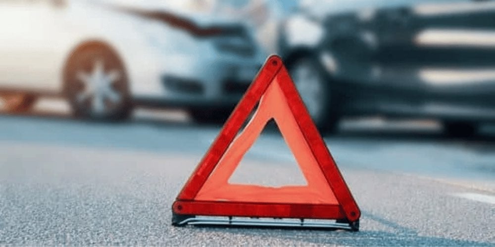 Triângulo de trânsito posicionado na rua para indicar acidente