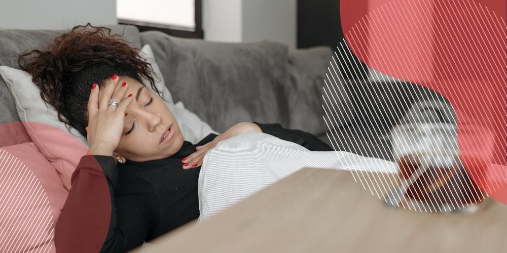 Mulher deitada em sofá de casa após ser afastada pelo INSS