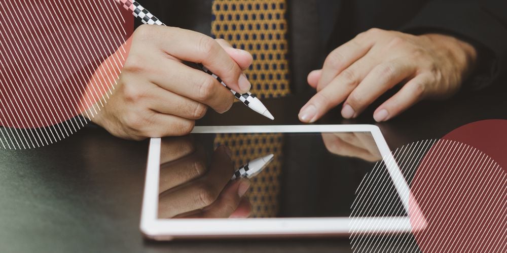 Homem de gravata assinando ponto digitalmente em um tablet