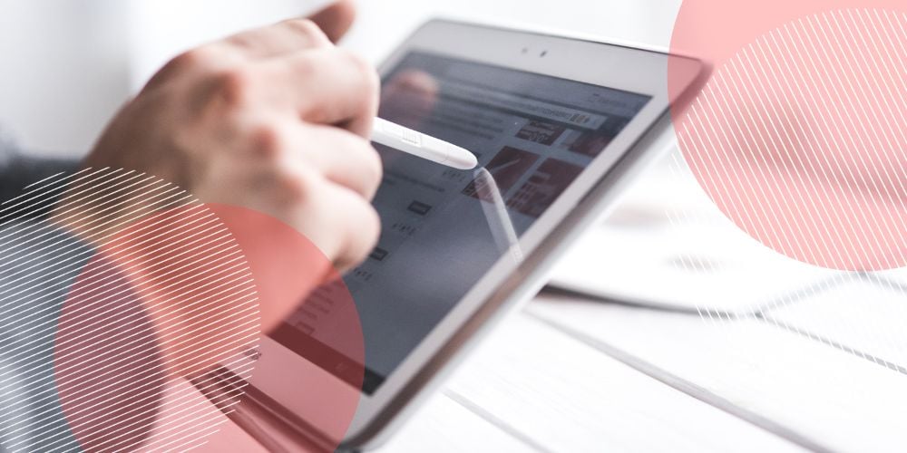 Pessoa assinando documento em tablet com caneta digital