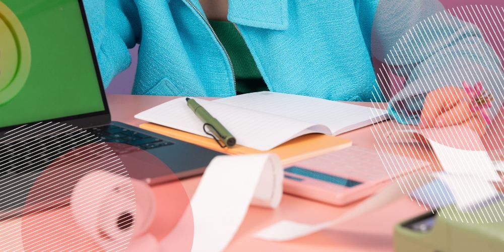 Mesa de trabalho cheia de documentos, cadernos, calculadoras e notas para assinatura