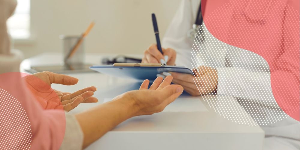 Profissional da saúde escrevendo atestado médico em prancheta enquanto fala com paciente