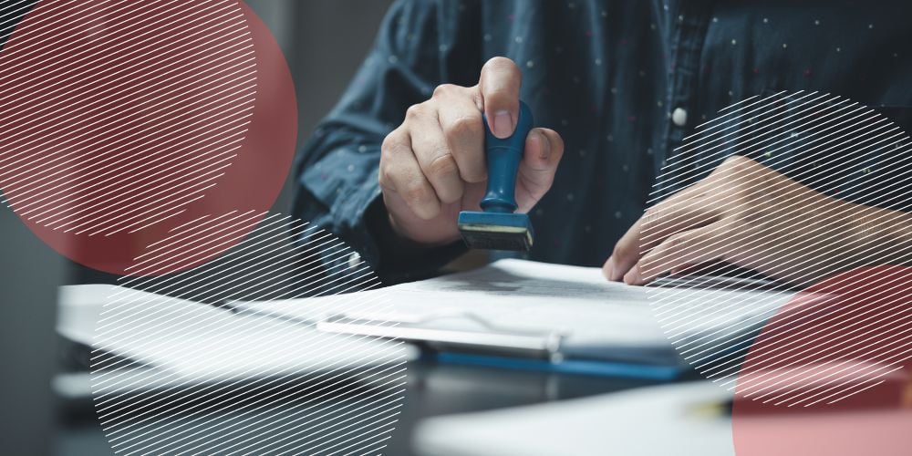 Homem carimbando atestado com carimbo de corpo azul