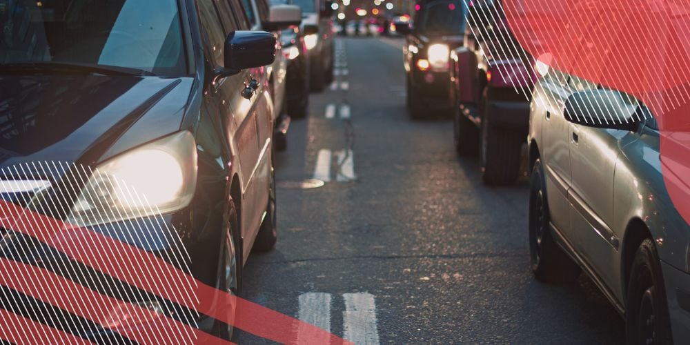Foto de trânsito intenso em rua metropolitana
