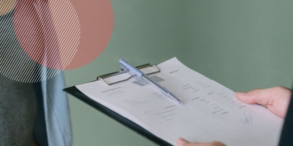 Prancheta com documento sendo entregue no RH