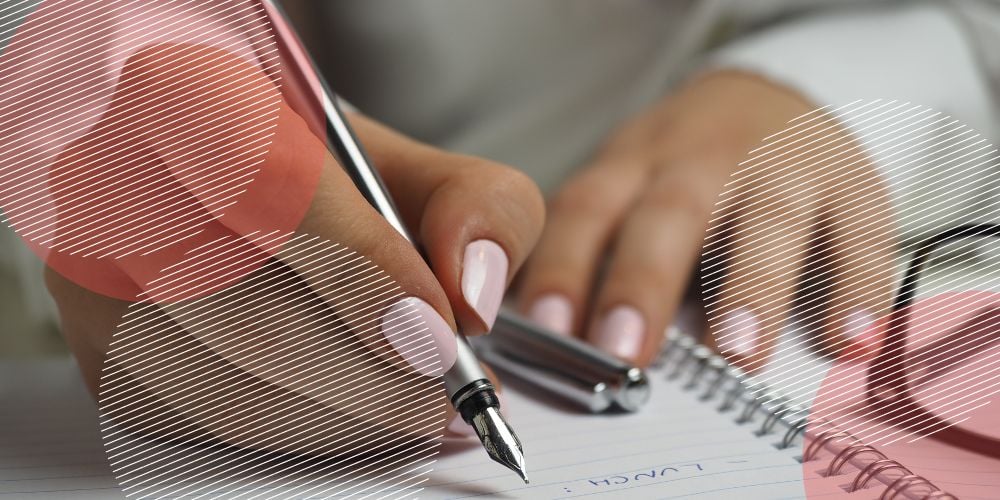 Mão feminina assinando cartão ponto com caneta tinteiro