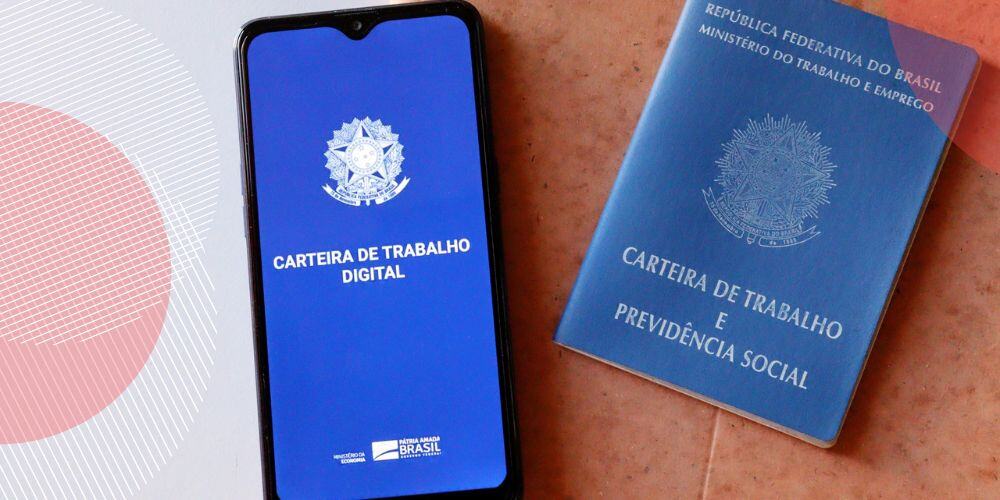 Smartphone aberto no aplicativo da carteira de trabalho digital ao lado de uma carteira de trabalho física