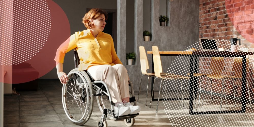 Funcionária PcD andando de cadeira de rodas na empresa