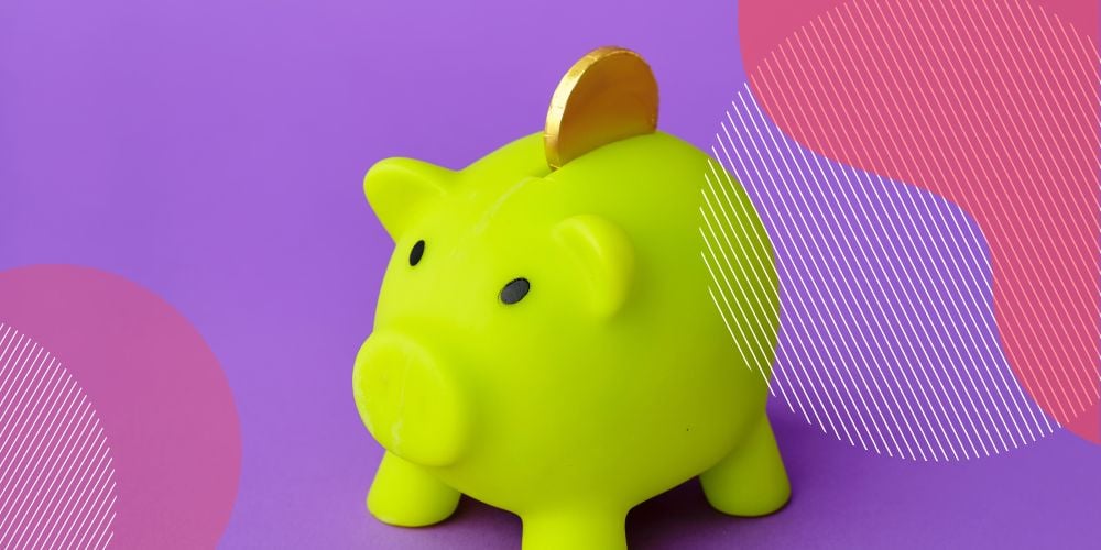 Cofre de porquinho na cor amarelo neon sobre fundo roxo com uma moeda entrando na abertura do cofre