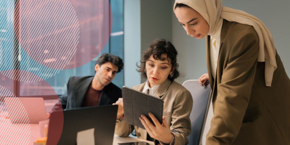 Colegas de trabalho olhando tela de tablet em mesa de escritório