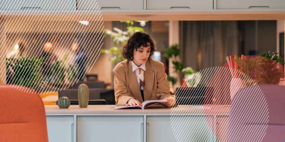 Mulher vestida com blazer marrom trabalhando em balcão de escritório