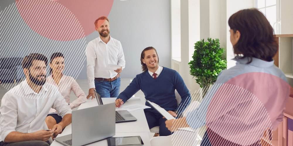 Colegas de trabalho em reunião em sala de escritório ampla e bem iluminada