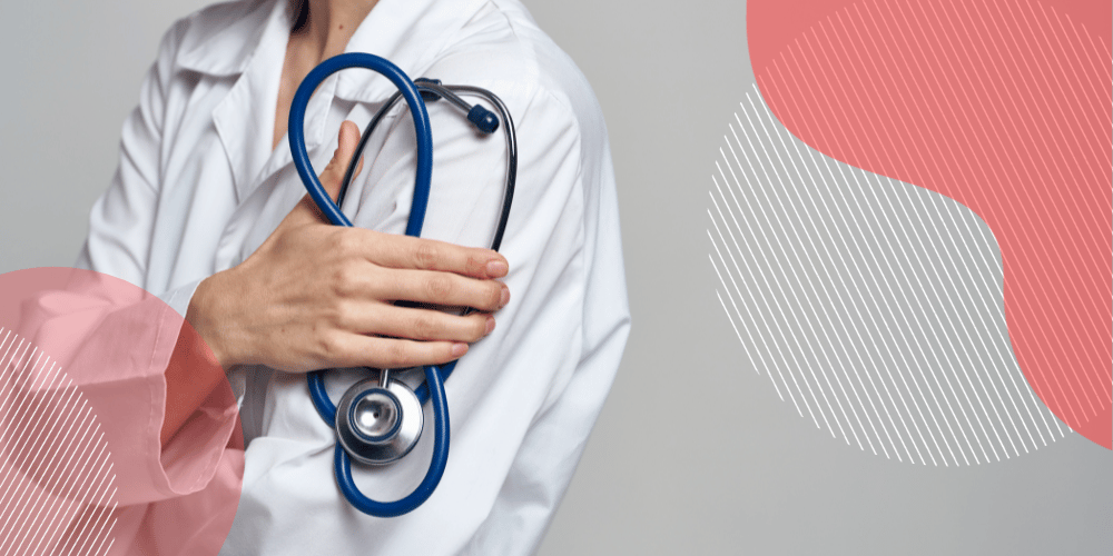 Profissional de equipe médica segurando estetoscópio azul sobre o ombro esquerdo