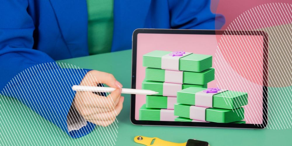 Pessoa com blazer azul apontando para desenho de cédulas de dinheiro em tablet
