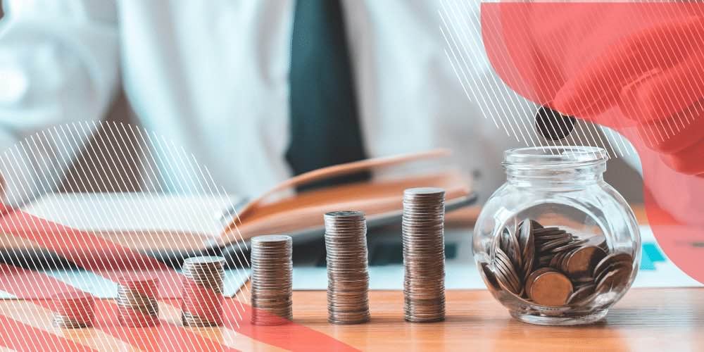 Fileira de moedas empilhadas sobre mesa de escritório