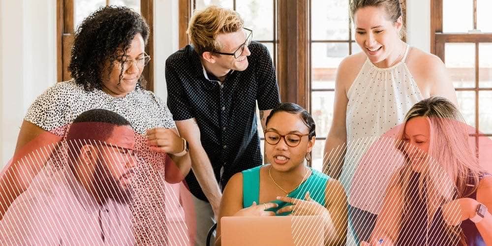 Seis trabalhadores discutindo possibilidades de semana de 4 dias de trabalho ao redor de computador no escritório