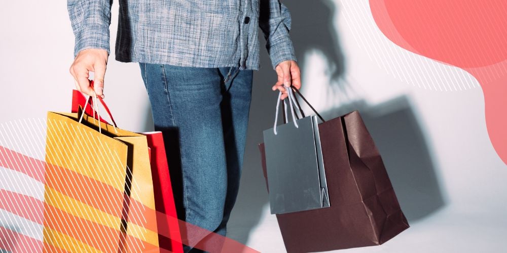 Homem carregando sacolas de compras representando o movimento de vendas que gera o trabalho sazonal